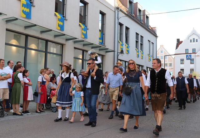 Der Festzug auf der Ingolstädter Straße.
