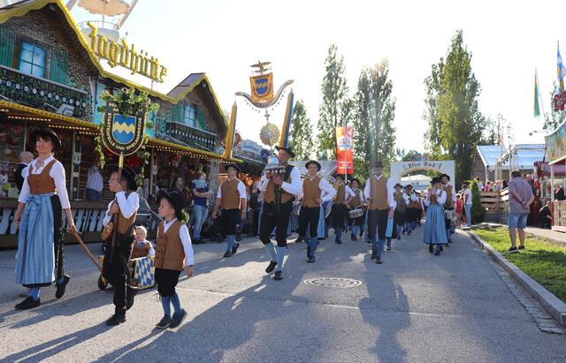 Der Festzug marschiert zum großen Festzelt.
