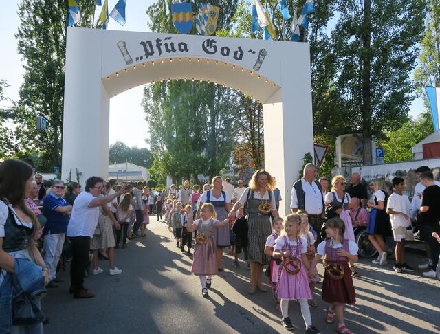 Die Kindergartenkinder beim Festzug am Volksfestplatz.