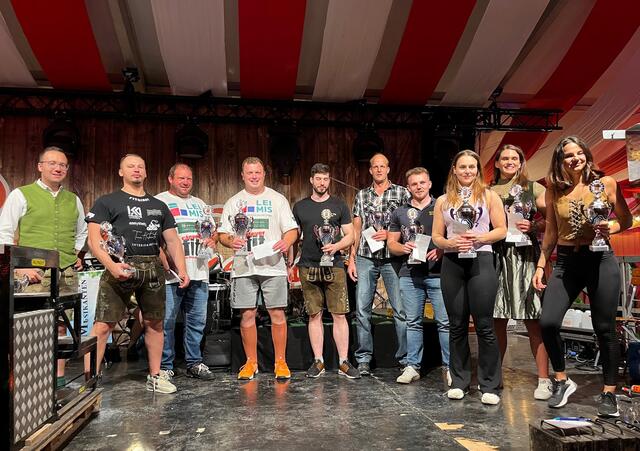 Die Preisträger des Steinhebens auf der Bühne mit Festwirt Daniel Schneider.