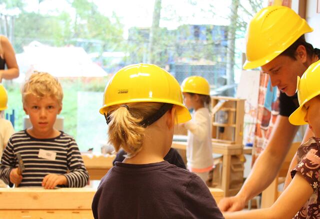 Voller Eifer feilten, hämmerten und sägten die Kinder beim Aktionstag "Baumeister gesucht" in der Kita Ecolino.