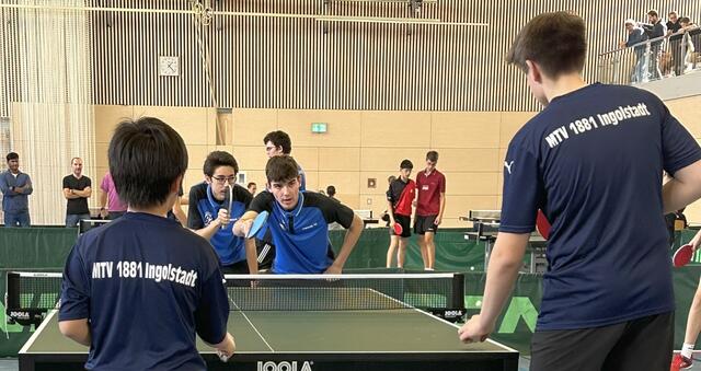 Noah Hanft und Bastian Prexl erwarten den Aufschlag der Gegner vom MTV Ingolstadt