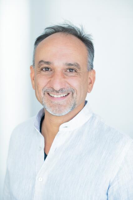 Daniel Speck nimmt die Lesebühne-Besucher in seinem Roman „Yoga Town“ mit ins Indien der 60er Jahre. | Foto: Nell Killius