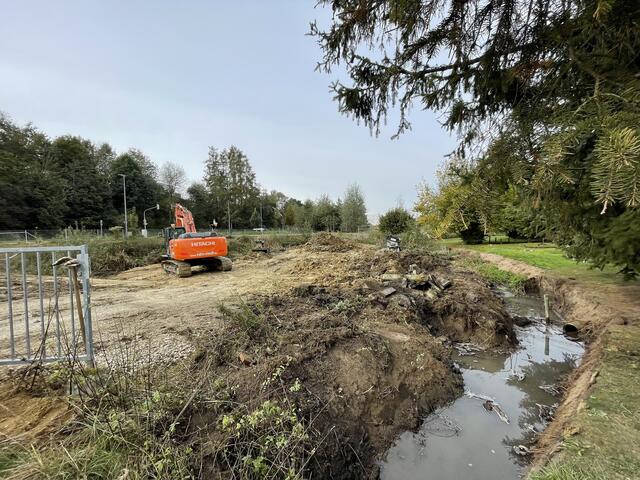 Im Zuge der Bauarbeiten wurde der Graben von Müll befreit und die Wasserläufe umgeleitet. 