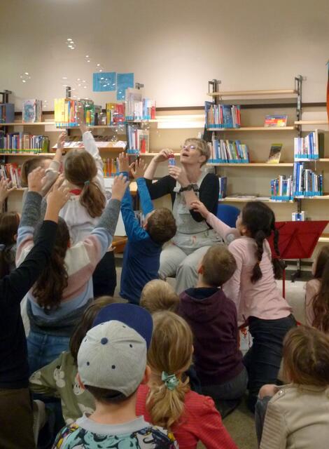 Auch Seifenblasen hatte Sabine Beck beim Lesetheater im Gepäck.
 | Foto: © Stadtbücherei