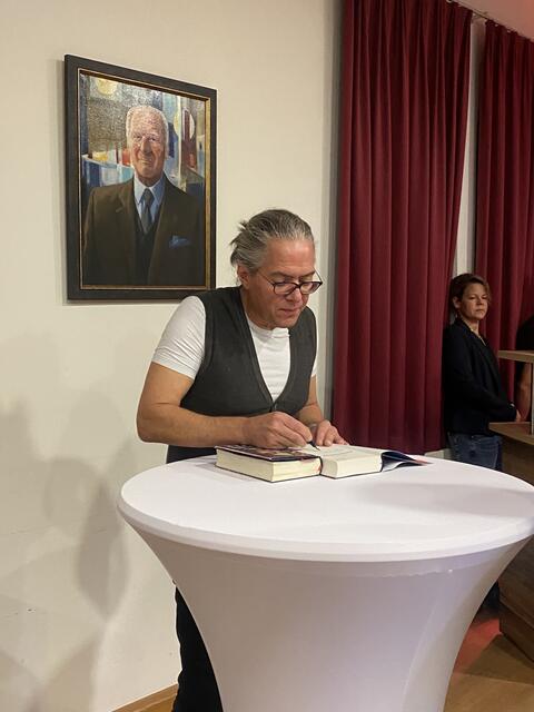 Der Pfaffenhofener Bestsellerautor Steffen Kopetzky eröffente die zehnte Lesebühne.