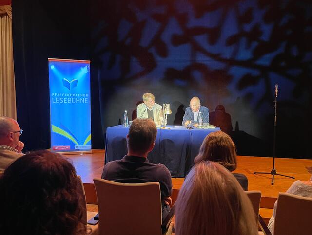 Die Hamburger Kester Schlenz und Jan Jepsen stellten ihre gemeinsam verfassten Krimis vor.  | Foto: © Dorle Kopetzky