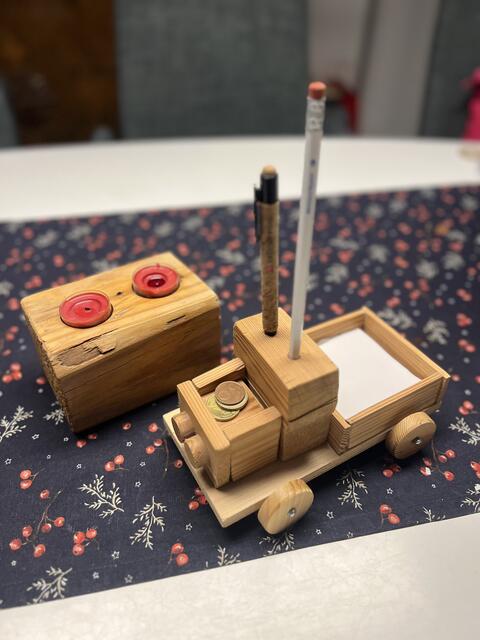 Ein Geschenk von zwei Kindern an die Mama: Aus alten Holstücken wurde ein Kästchen und ein Stiftehalter.