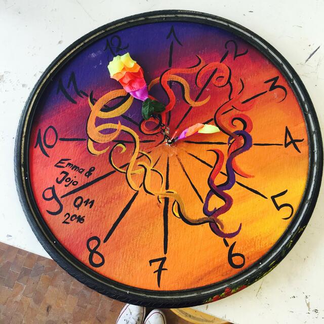 Upcycling für Fortgeschrittene: Eine Uhr aus aus Reifen, Pappe, Drähte, Batteriefach, Restfarben und Reststoffen
 | Foto:  Emma Eberhardt