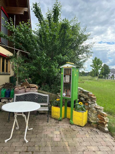 Eine Ortsgruppe aus Geisenfeld hat aus einem alten Schrank vom Wertstoffhof mit alten Holz-Kisten einen öffentlichen Bücherschrank gebaut.