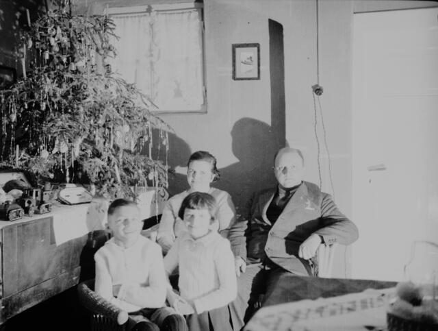 Weihnachtsbescherung um 1930 