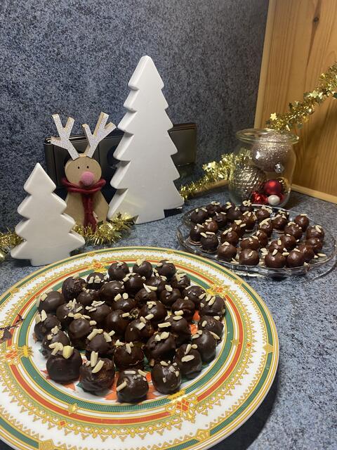 Ganz schnell und ohne Backen: die Überraschungskugeln mit Schokoglasur 
