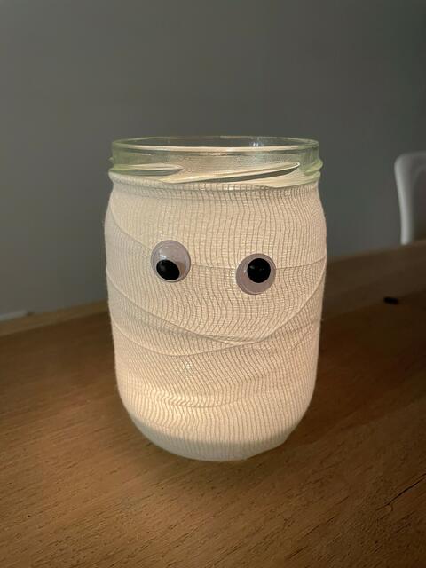 Zu gut für die Glastonne, ideal als Halloween-Deko: Moritz hat mit seiner Mutter aus alten Gläsern und Mullbinden diese freche Mumie gebastelt.