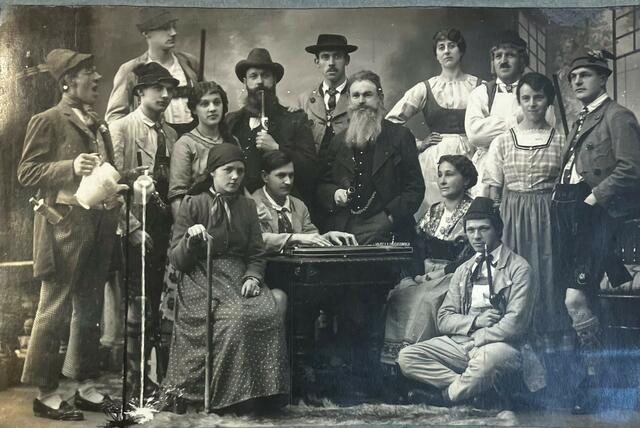 Die Darsteller des heiteren Theaterstücks „s’Jägerblut“ (1919) 