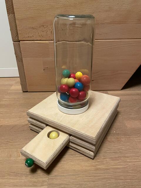 Ein Kaugummiautomat aus einem Glas und Holzresten hat Samira mit ihrem Papa gebaut. 