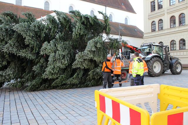 Ankunft vor dem Haus der Begegnung