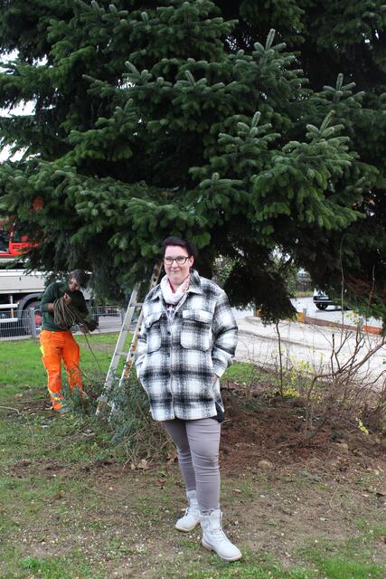 Abschiedsfoto: Manuela Schneider vor ihrem Baum,
den sie als Kind mit ihrer Schwester gepflanzt hatte.