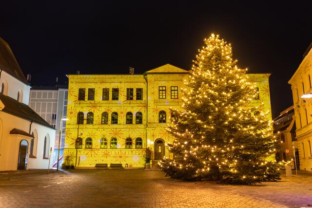 Jedes Jahr erleuchtet der große Christbaum den Kirchplatz vor dem Haus der Begegnung.