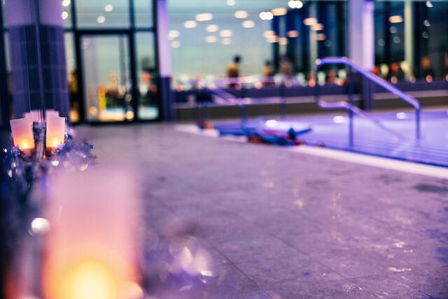 Im vergangenen Jahr ein voller Erfolg: Das Candle-Light-Schwimmen mit langer Saunanacht im Gerolsbad | Foto: Lukas Sammetinger