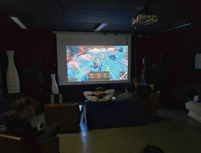 Die Zuschauer nebenan im Kinoraum fieberten mit.  | Foto: © Stadtjugendpflege Pfaffenhofen)