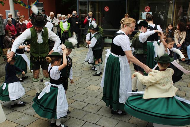Auftritt des Trachtenvereins Ilmtaler beim großen Maifest des Seniorenbüros