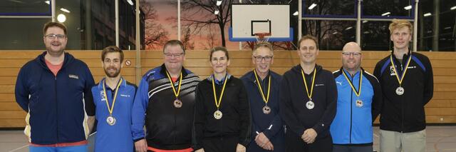 Die Medaillengewinner/innen mit Abteilungsleiter Thomas Freitag (links)