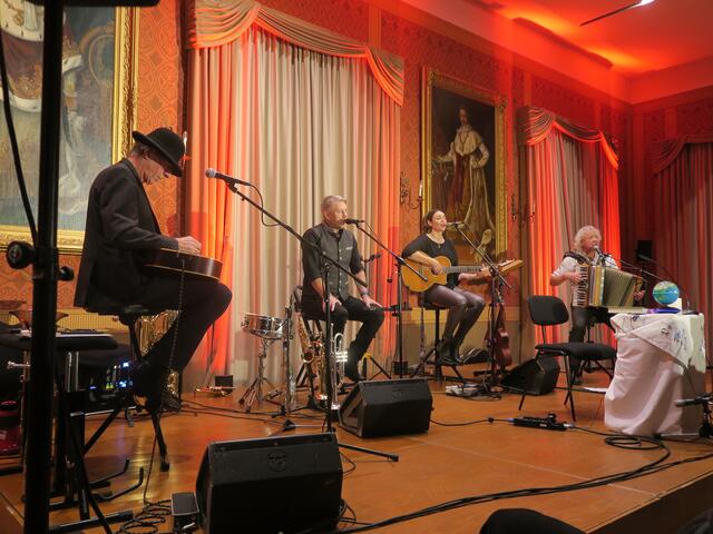 Von links: Edgar Feichtner, Franz Moosauer, Susi Raith und Adrian Kreuzer eröffneten die Winterbühne mit weihnachtlichen Klängen.  | Foto: Stadtverwaltung