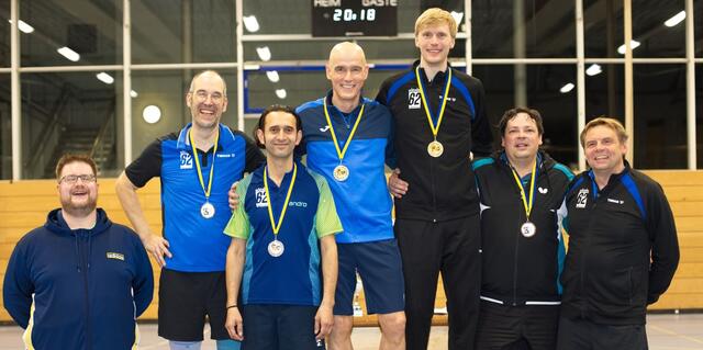 Siegerehrung Doppel:

vlnr.: Thomas Freitag, Axel Lang, Nakib Ahmadi, Jörn Schwarplys, Thorge Boerma, David Aschauer, Rainer Hoffmann