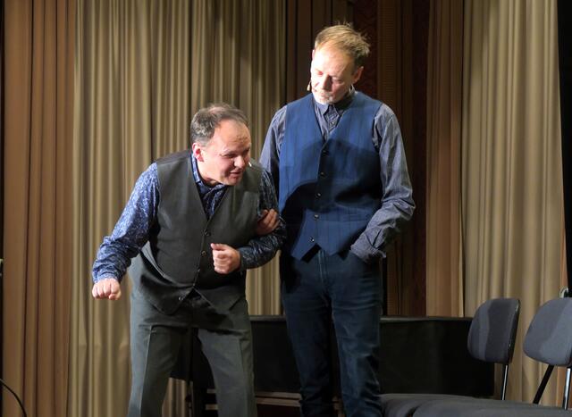 Robert Blöchl und Roland Penzinger auf der Bühne im Festsaal.