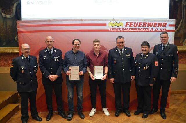 Geehrte v.l.n.r.: Christian Schliederer (10 Jahre Vereinszugehörigkeit), Kevin Wichtler (10 Jahre aktiver Dienst)