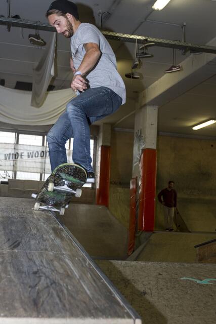 In vier Tagen bringt Chris Rieger den Teilnehmenden alles rund ums Skaten und die Skatehalle Pfaffenhofen bei. | Foto: Stadtjugendpflege Pfaffenhofen