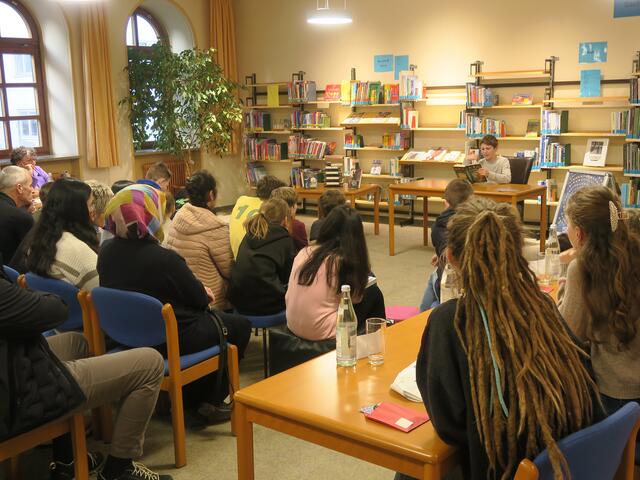 Alle Teilnehmenden wurden mit einer Urkunde und dem Buchgeschenk „Das Geheimnis von Darkmoor Hall“ von Nina Schweling belohnt. | Foto: Stadtverwaltung