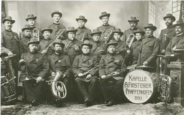 Die Mitglieder der weithin bekannten Kapelle Finsterer (ca. 1910)