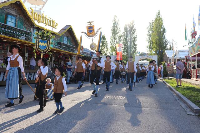 Die Stadtkapelle und der Spielmannszug beim Einmarsch auf das Pfaffenhofener Volksfest 2023