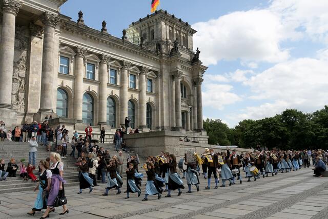 Mitglieder der Stadtkapelle und des Spielmannszuges spielten 2010 vor dem Reichstagsgebäude in Berlin. | Foto: Christof Schmidl 