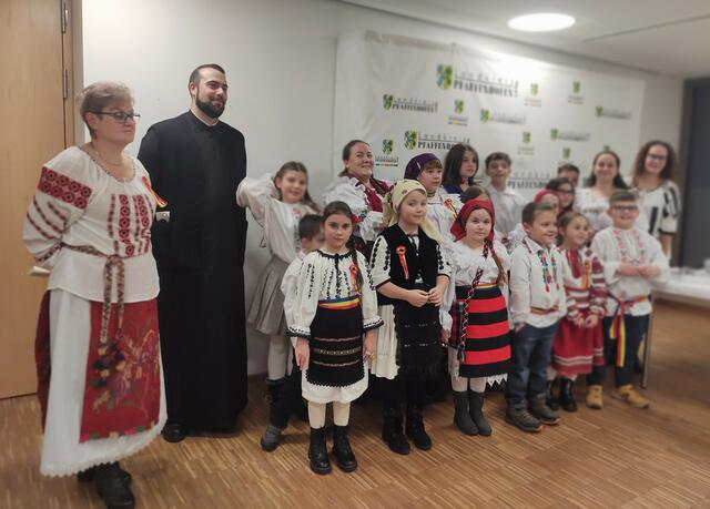 Der Kinderchor der rumänischen Ländergruppe im IKVP tritt beim Jubiläumsfest auf. 