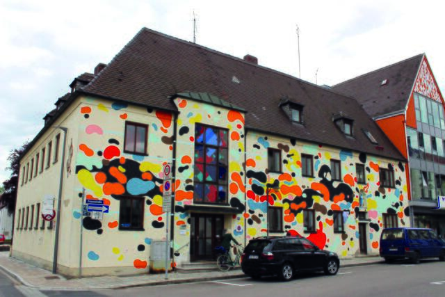 Das bunte Haus in der Frauenstraße ist Heimat der Kunstschule und des Kreativquartiers.
