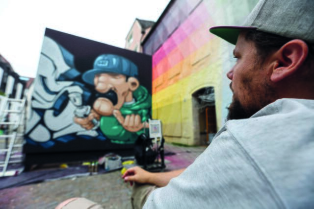 Bei den langen Nächten der Kunst und Musik gibt es viele verschiedene Kunstformen zu entdecken: Hier entsteht ein Graffiti auf dem Sprayerblock vor den Augen der Besucher.