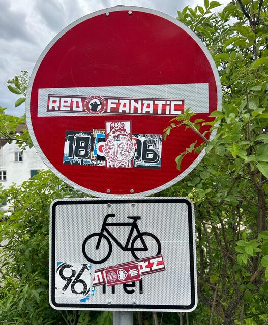 Zahlreiche Straßenschilder wurden durch die Aufkleber beinahe völlig unkenntlich gemacht.  | Foto: Stadtwerke