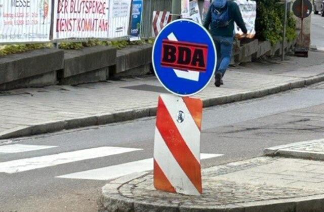 Zahlreiche Straßenschilder wurden durch die Aufkleber beinahe völlig unkenntlich gemacht.  | Foto: Stadtwerke