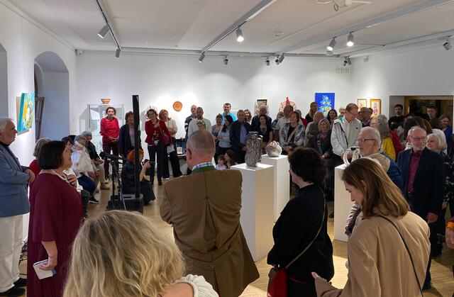Zahlreiche Besuchende waren am vergangenen Freitagabend zur Vernissage in die Städtische Galerie gekommen.  | Foto: Stadtverwaltung Pfaffenhofen