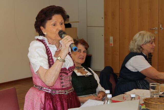 Beim Hoagartn im Hofbergsaal wurde „boarisch gret, gsunga und aufgspuit“.  | Foto: Seniorenbüro