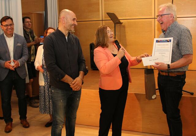 Sepp Steinbüchler (rechts) ist jetzt Ehrenvorsitzender des Internationalen Kulturvereins. Mit ihm freuten sich die Vorsitzende Marita Emrich und (weiter von rechts) die Vorstandsmitglieder Ardian Ndreka und Martin Rohrmann.