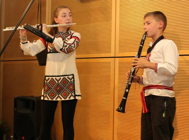 Anastasia und Markian Lytvin spielten auf Querflöte und Klarinette ein ukrainisches Volkshochzeitslied. 