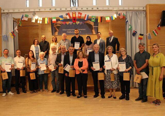 Verdiente und langjährige Mitglieder des Internationalen Kulturvereins wurden vom Vorstand besonders geehrt. 