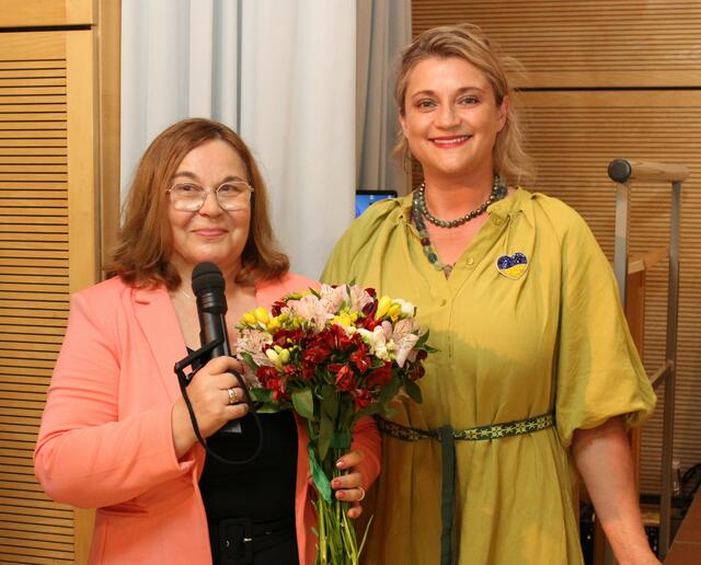 Svitlana Ziskins (rechts), IKVP-Vorstandsmitglied und Sprecherin der ukrainischen Ländergruppe, bedankte sich bei der IKVP-Vorsitzenden Marita Emrich.