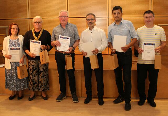 Verdiente und langjährige Mitglieder des Internationalen Kulturvereins wurden vom Vorstand besonders geehrt. 