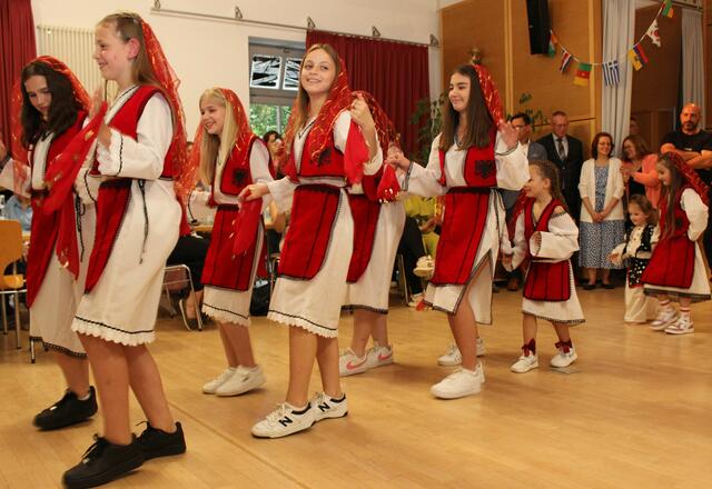 Die Tanzgruppe des albanisch-deutschen Kulturvereins Sali Çekaj schloss das Programm ab.