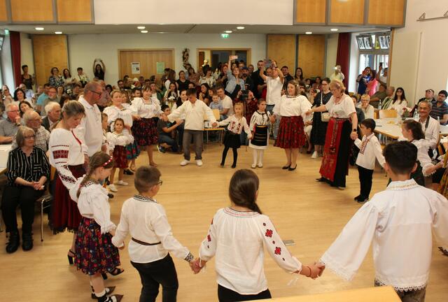 Die Tanzgruppe der rumänischen Ländergruppe brachte viel Schwung in den Pfarrsaal.