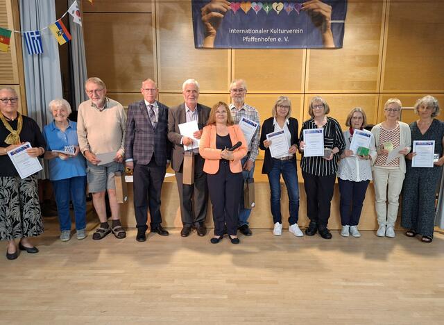 Verdiente und langjährige Mitglieder des Internationalen Kulturvereins wurden vom Vorstand besonders geehrt. 